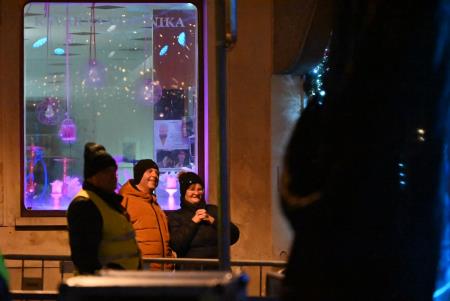 Temperamentna Tanja Žagar je razgrela kamniško publiko za najdaljšo noč v letu in silvestrovanje v centru Pravljičnega Kamnika (38)